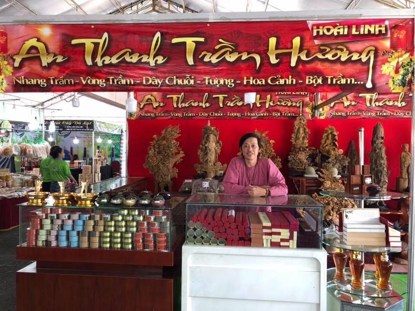Hoài Linh bán trầm hương ngày Tết tại Hội chợ Hoa xuân