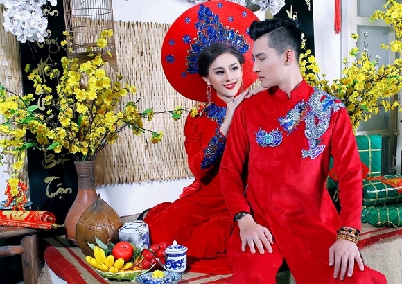 Vợ chồng Lâm Khánh Chị khoe sắc trong áo dài Xuân