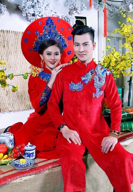 Vợ chồng Lâm Khánh Chị khoe sắc trong áo dài Xuân