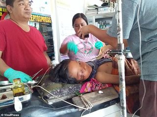 Philippines: Con bị cá sấu lôi xuống nước cắn, cha liền nhảy xuống cắn lại