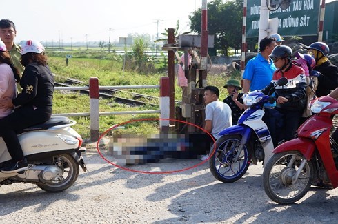 Nghệ An: Xe máy 'kẹp' 3 mất lái đâm vào lan can, 3 thanh niên thương vong