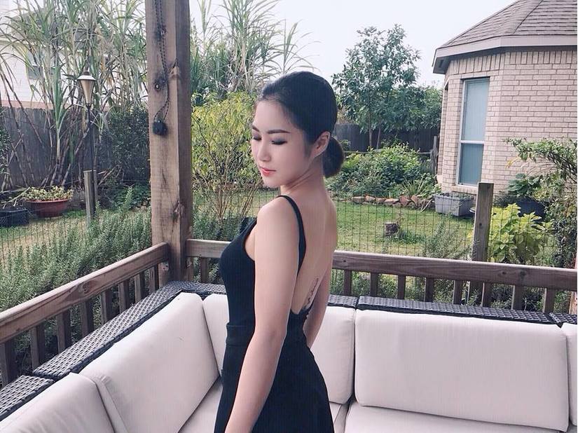 Ngày cuối năm Hương Tràm đăng ảnh sexy khi diện váy khoe hình xăm sau lưng