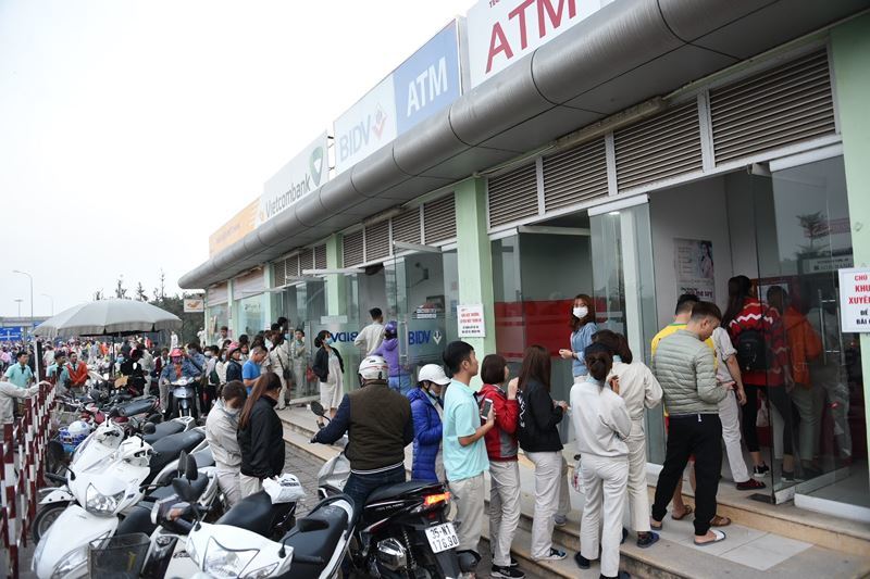 Công nhân ùn ùn xếp hàng chờ rút tiền, ATM “thất thủ”