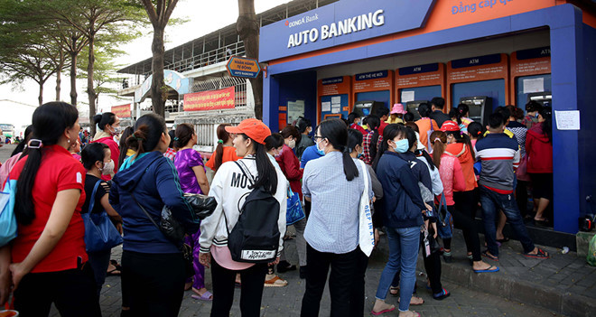 Công nhân ùn ùn xếp hàng chờ rút tiền, ATM “thất thủ”