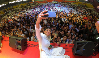 H'Hen Niê được hàng ngàn khán giả Philippines quây kín, hâm mộ cuồng nhiệt