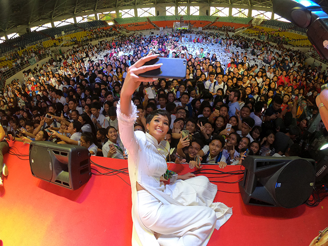 H'Hen Niê tự tin diễn thuyết trước Phó thủ tướng Philippines và 12.000 khán giả