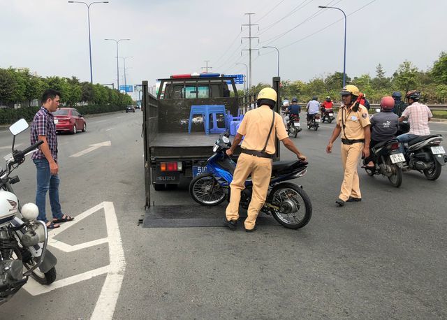 Hàng trăm 'quái xế' tụ tập đua xe ngày 29 Tết, vứt xe bỏ chạy khi gặp CSGT