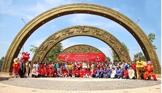 Làng Sen Việt Nam vinh dự đón nhận kỷ lục cổng chào hoạ tiết trống đồng lớn nhất Việt Nam