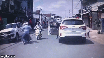 Cư dân mạng truy tìm tài xế đi ô tô đánh người phụ nữ chở con nhỏ giữa đường