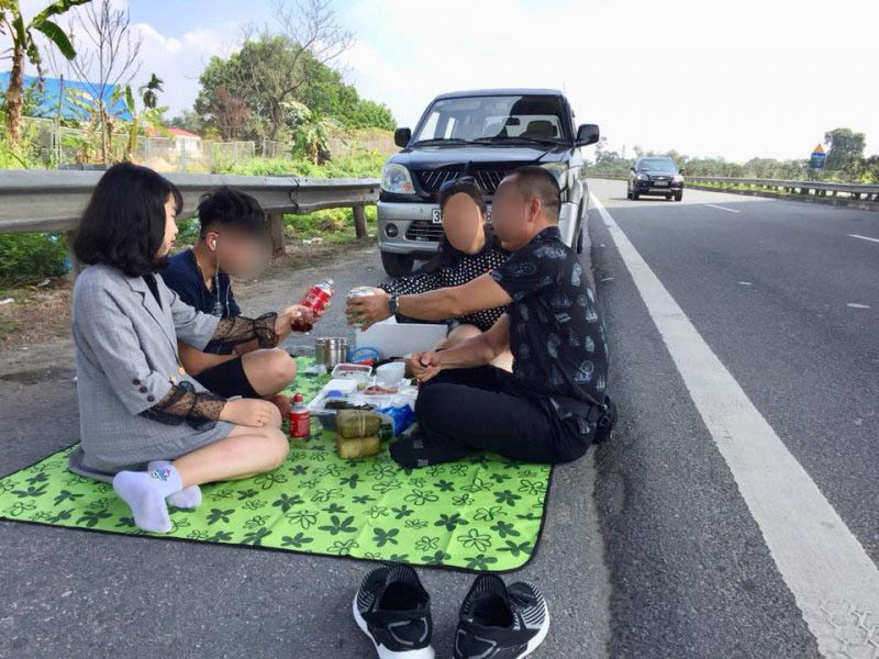 Cục CSGT vào cuộc vụ đỗ xe bày tiệc ăn uống trên cao tốc Nội Bài – Lào Cai.