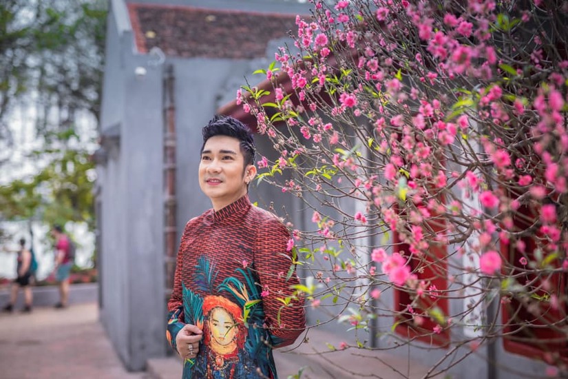  Ca sĩ nhiều sổ đỏ nhất showbiz Quang Hà diện áo dài du xuân