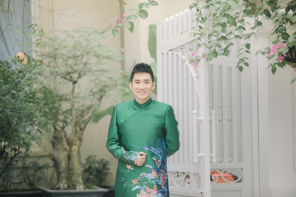  Ca sĩ nhiều sổ đỏ nhất showbiz Quang Hà diện áo dài du xuân