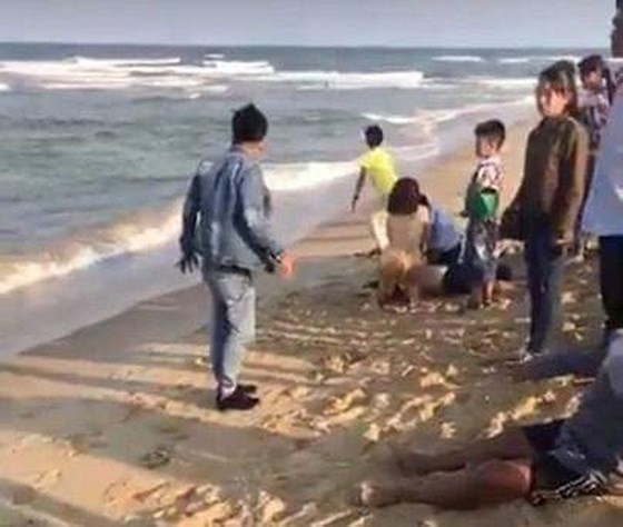 Quảng Nam: Mùng 4 Tết, rủ nhau tắm biển, 6 học sinh chết đuối và mất tích