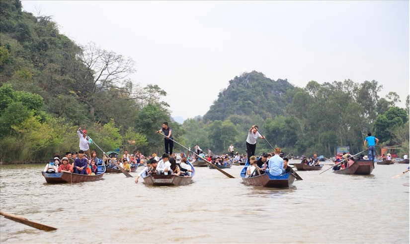 'Biển người' đổ về chùa Hương ngày khai hội