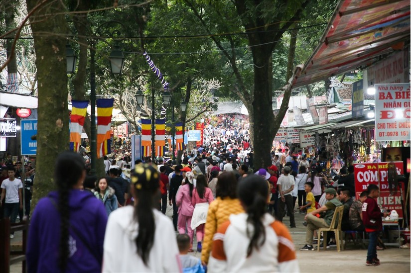 'Biển người' đổ về chùa Hương ngày khai hội