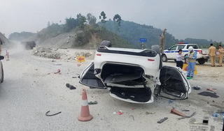 Yên Bái: Mazda 6 lật nhào trên cao tốc, 3 người bị thương