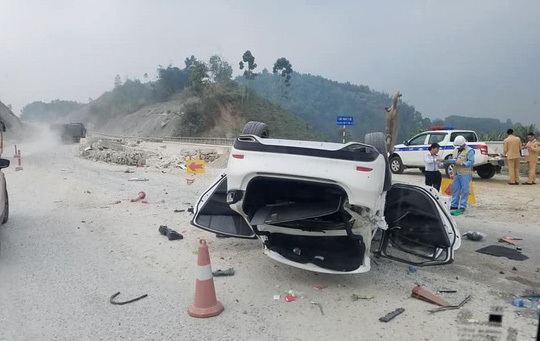 Yên Bái: Mazda 6 lật nhào trên cao tốc, 3 người bị thương