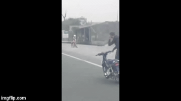 Clip: Thanh niên 'làm xiếc' với chiếc xe máy trên quốc lộ khiến người đi đường kinh hãi
