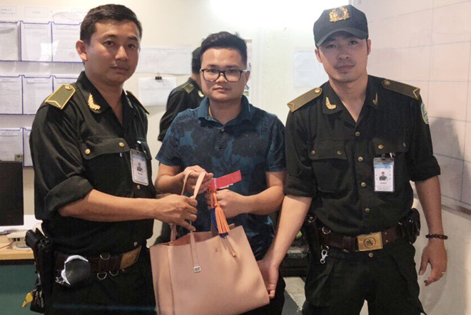 Tài xế Mai Linh lấy túi xách của khách ở sân bay