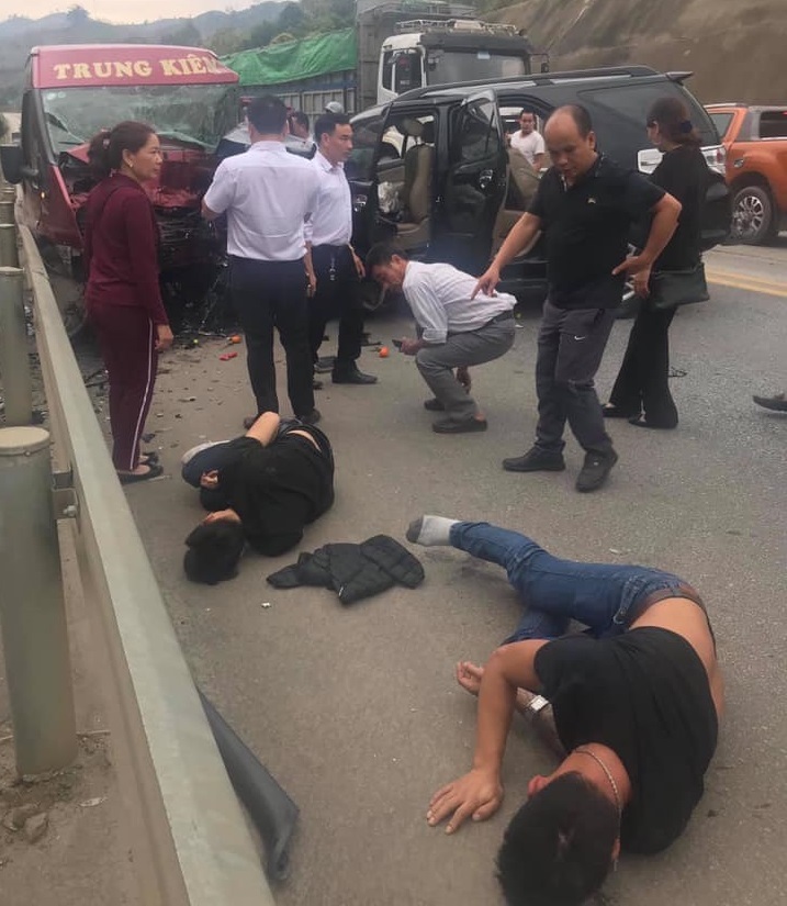 Hiện trường 2 vụ tai nạn giao thông xảy ra trên cao tốc Nội Bài – Lào Cai7