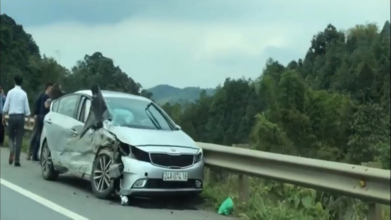 Hiện trường 2 vụ tai nạn giao thông xảy ra trên cao tốc Nội Bài – Lào Cai11