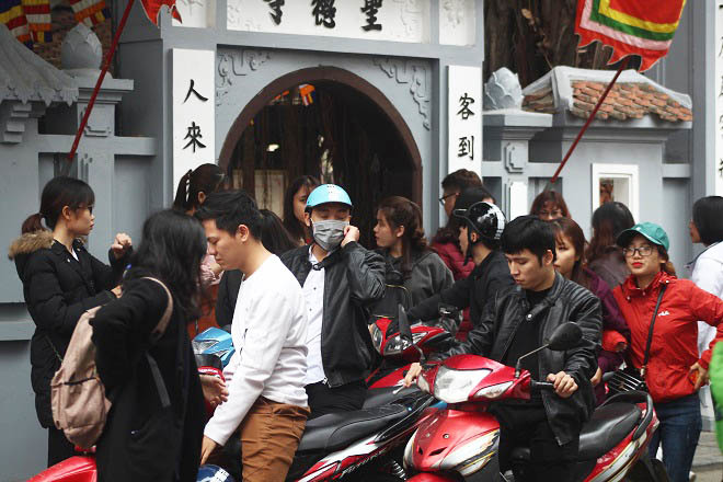 Giới trẻ nô nức đến chùa Hà cầu duyên trong ngày Valentine
