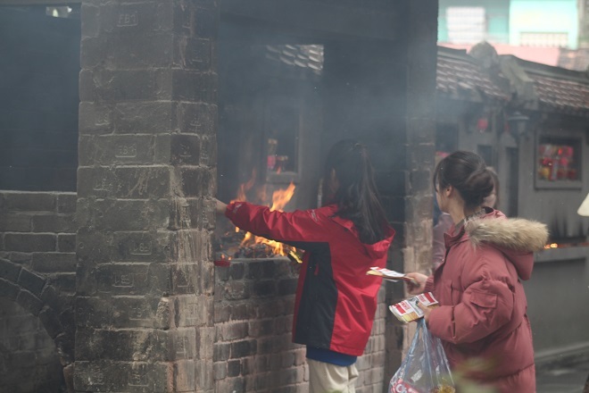 Giới trẻ nô nức đến chùa Hà cầu duyên trong ngày Valentine