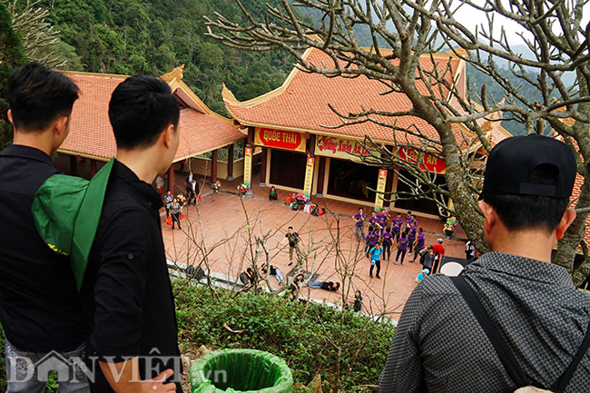CLIP: Biến khuôn viên chùa Yên Tử thành nơi lăn lê, vui đùa