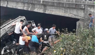 Hưng Yên: Xe tải đâm bay lan can cầu rơi xuống sông, tài xế nguy kịch