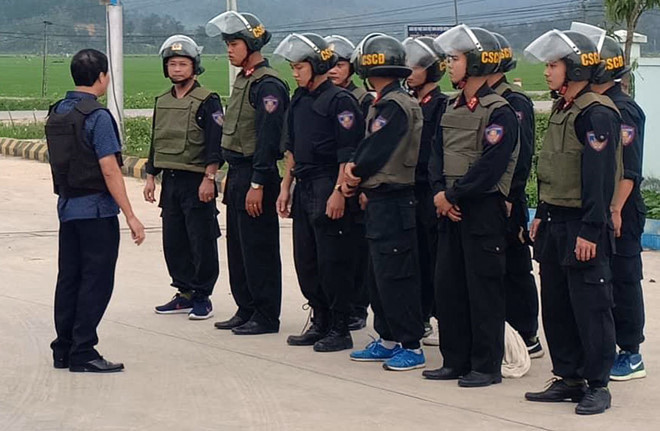 Hà Tĩnh: Cả trăm cảnh sát vây nhóm đối tượng ôm súng cố thủ trong ô tô