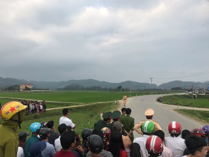 Hà Tĩnh: Cả trăm cảnh sát vây nhóm đối tượng ôm súng cố thủ trong ô tô
