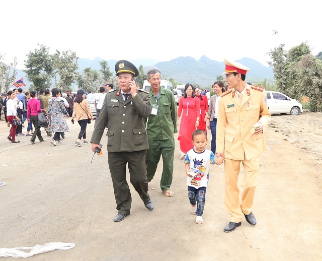Bé trai 4 tuổi bị lạc tại Lễ khai hội chùa Tam Chúc. Ảnh CA Hà Nam