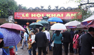 Hàng nghìn người đội mưa dâng hương tại đền Trần trước ngày khai ấn