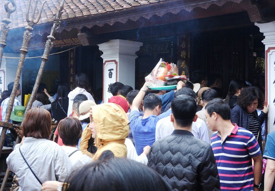 Nam Định: Hàng nghìn người đội mưa dâng hương tại đền Trần trước ngày khai ấn