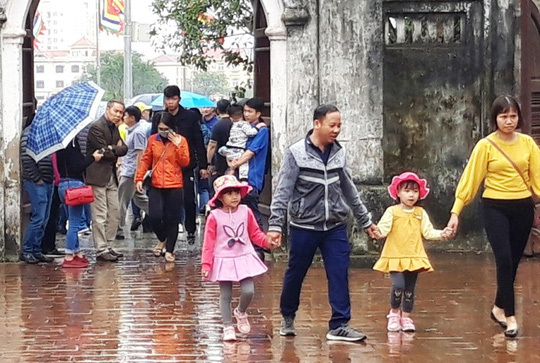 Nam Định: Hàng nghìn người đội mưa dâng hương tại đền Trần trước ngày khai ấn