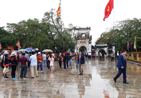  Hàng nghìn người đội mưa dâng hương tại đền Trần trước ngày khai ấn. Ảnh NLĐ