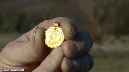 Dây chuyền vàng 1.500 tuổi được cặp đôi người Anh tìm thấy