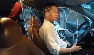 Để bảo vệ tính mạng khi hành nghề, tài xế taxi tự lắp khoang bảo vệ 