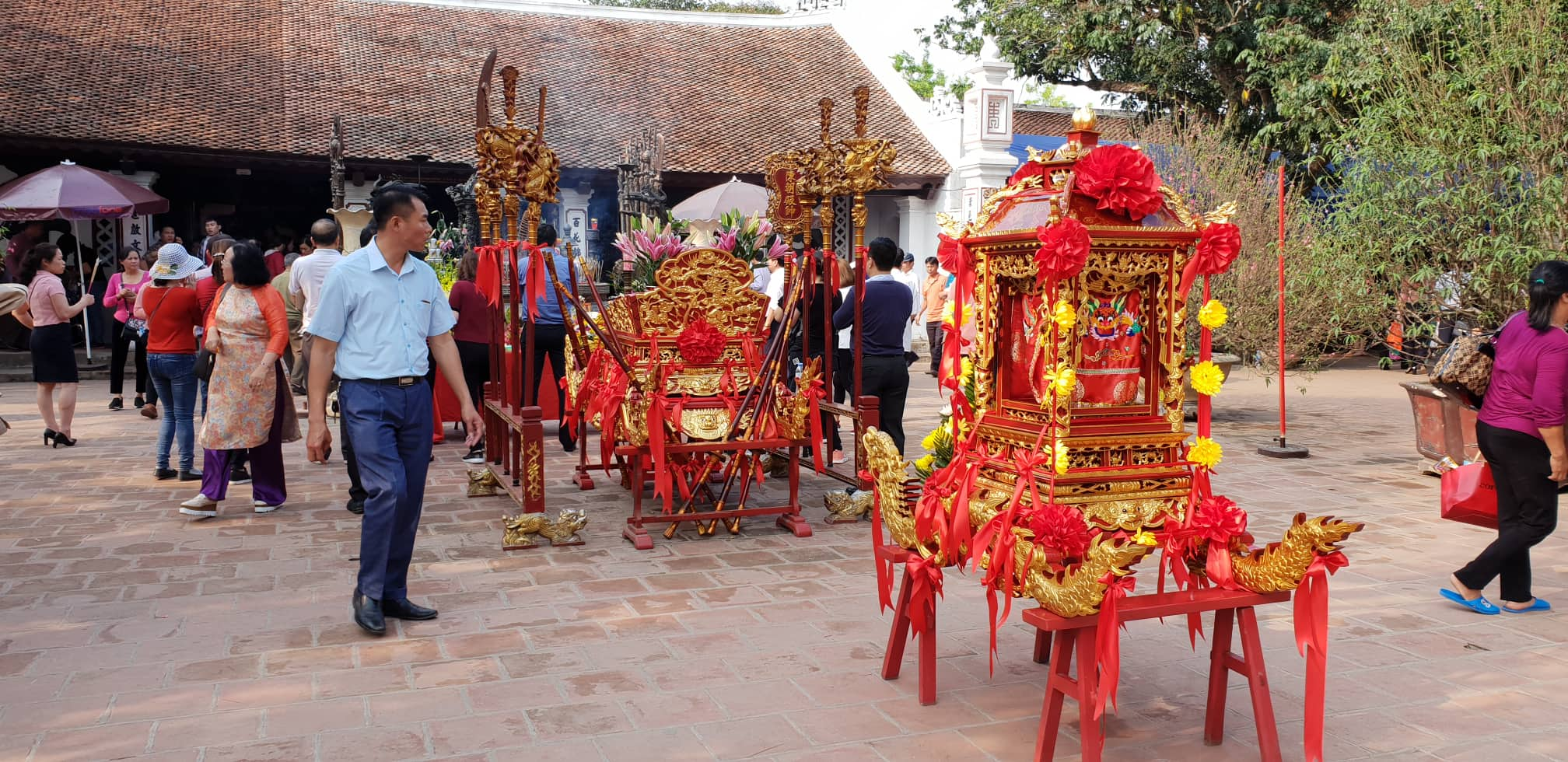 Nhiều người dân đã đổ về đền Trần dâng hương, dâng lễ cầu may