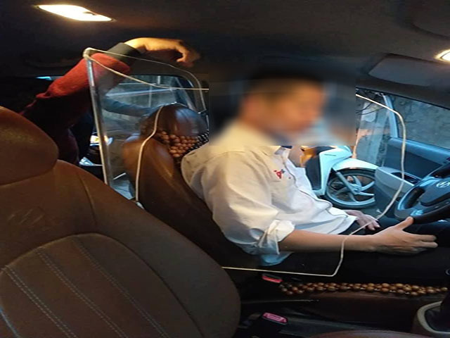 Tài xế taxi tự lắp khoang bảo vệ có được đăng kiểm?
