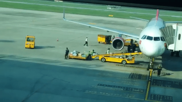 CLIP: Nhân viên sân bay Đà Nẵng thô bạo ném hành lý của khách