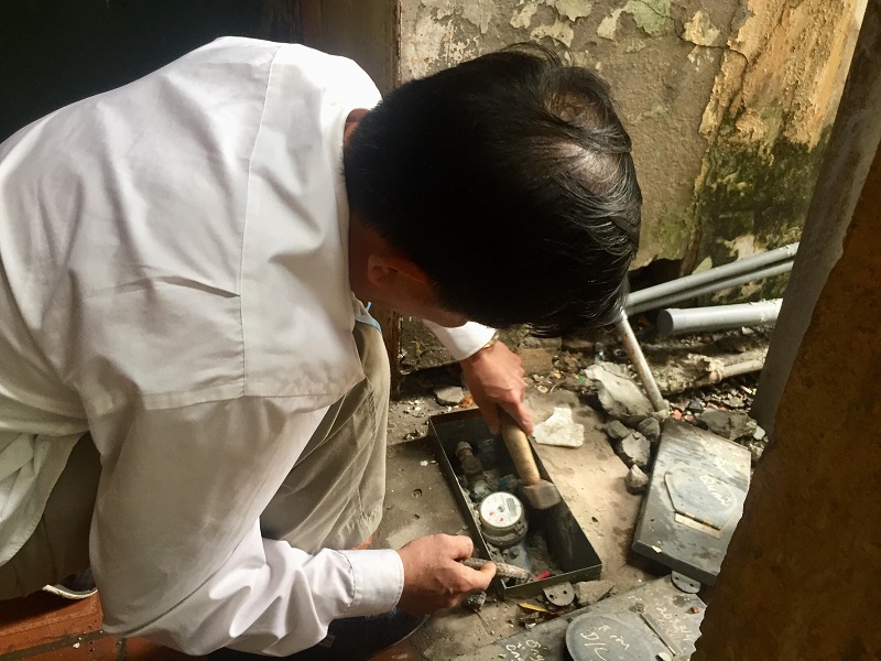 Xí nghiệp nước tháo đồng hồ nước nhà chị Thu đi kiểm định