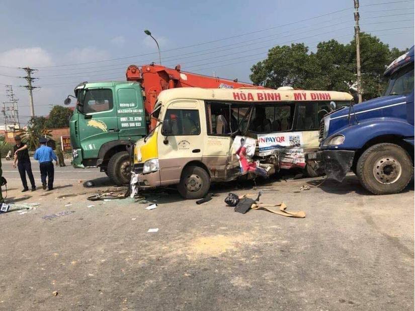 Tai nạn liên hoàn giữa 3 ô tô trên Đại lộ Thăng Long