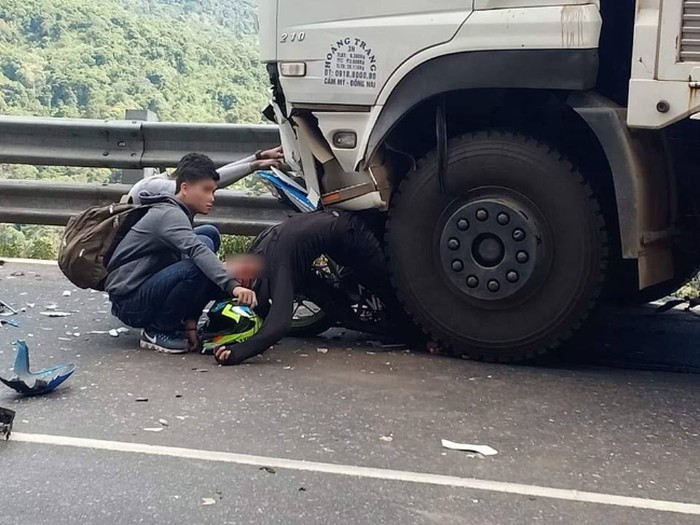 Phượt thủ tông trực diện xe tải đã tử vong sau 1 tuần điều trị