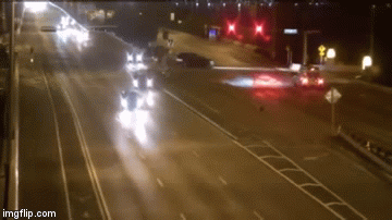 Vượt đèn đỏ với tốc độ hơn 200km/h, ô tô gây tai nạn thảm khốc