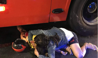 Xót xa hình ảnh mẹ gào khóc ôm con gái bị thương nặng đang nằm dưới bánh ô tô