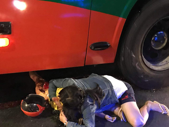 Mẹ gào khóc ôm con gái đang hấp hối dưới bánh xe khách