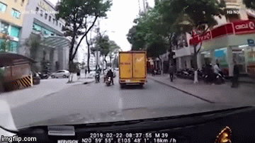 Clip: Vượt ẩu, tài xế xe máy suýt chui đầu vào gầm xe tải