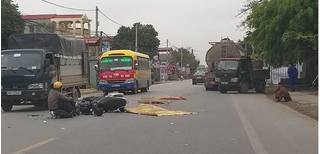 Va chạm với ô tô con ngã ra đường, nam thanh niên bị xe bồn cán tử vong