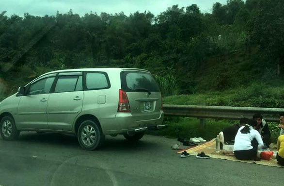 Lại 6 người đi Innova ngang nhiên ăn uống trên cao tốc Nội Bài - Lào Cai
